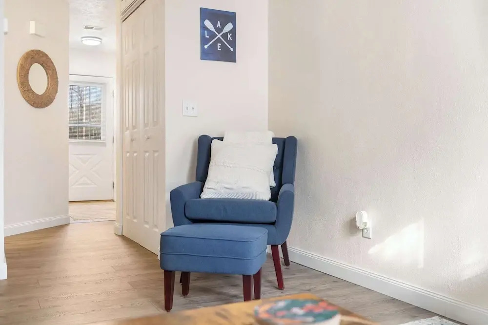 The Nautical Nook Charming Walk-in Condo for 4!