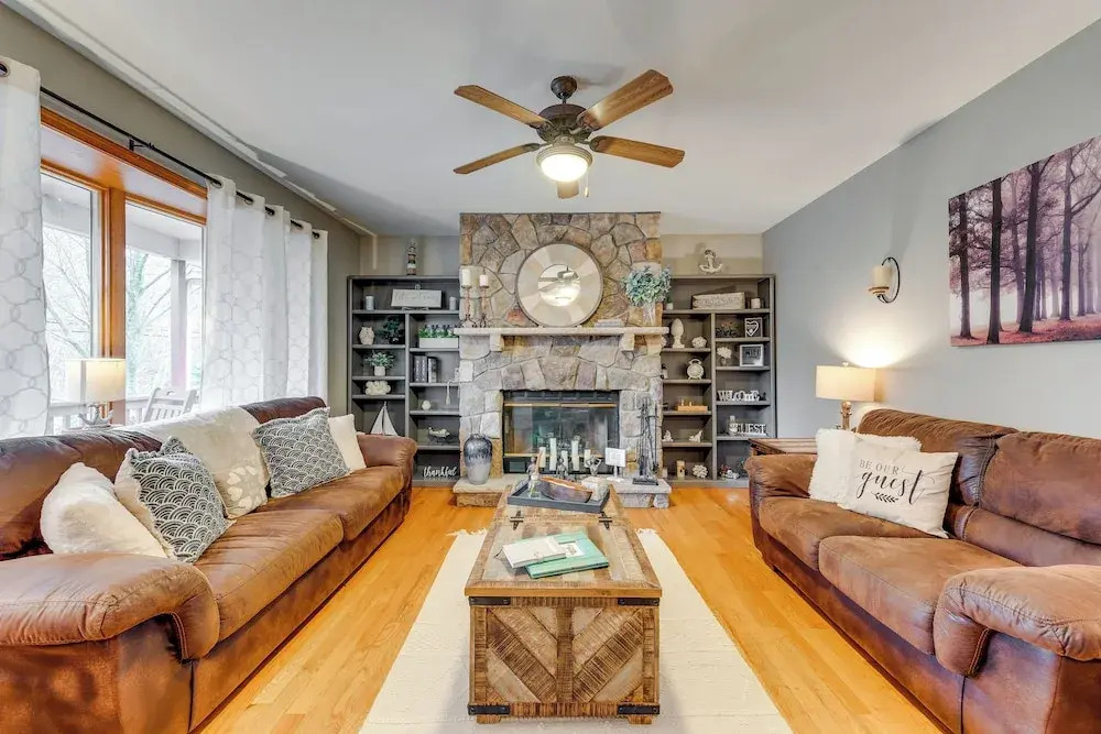Pocono Lake House Hideaway: Hot Tub & Theater Room