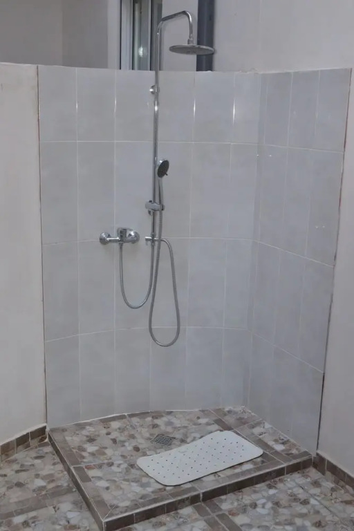 Stunning 2 Bedroom Apartment Fully Refurbished With Air-conditioning