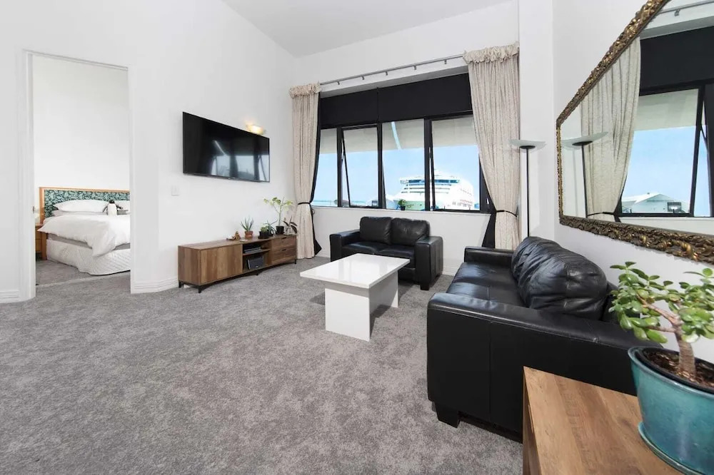 QV Viaduct Charming Apartment with AC WiFi and Parking - 933
