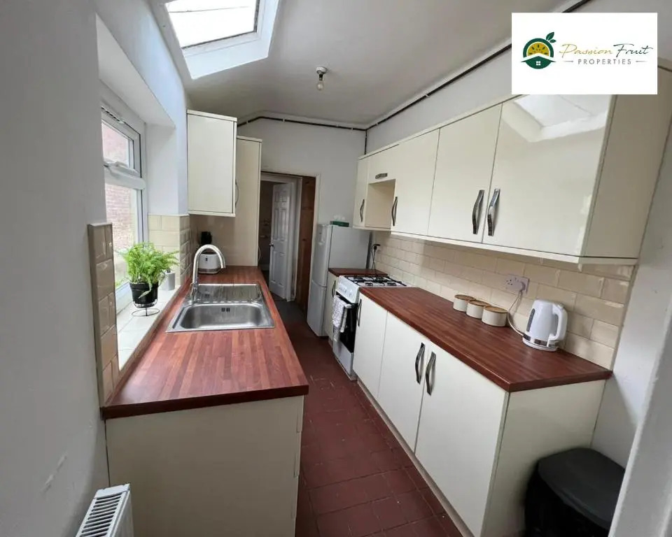 4 Bedroom 3 Bath House By Passionfruitproperties Opposite Coventry City Centre With Free Wi-fi & Garden