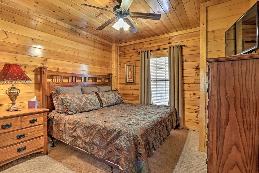 1 Mi to Dollywood: Quiet Cabin w/ Hot Tub!