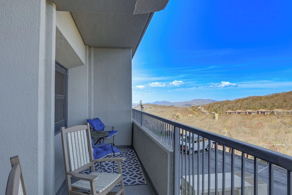 2 Mi to Ski Resort! Sugar Mtn Condo w/ Indoor Pool