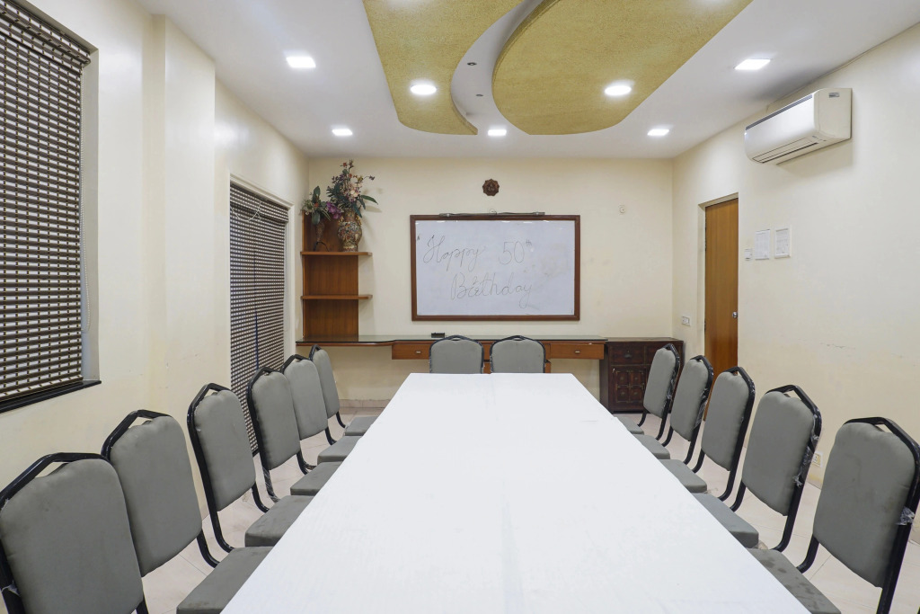 Super Townhouse Oak Prabhat Road