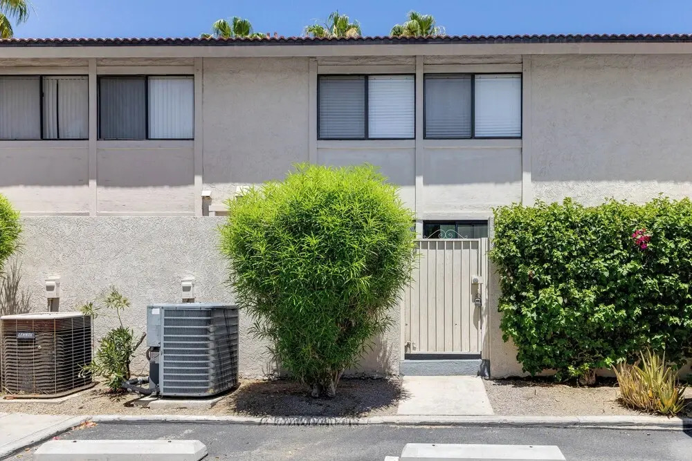 Palm Springs Abode w/ Pool Access, Near Golfing