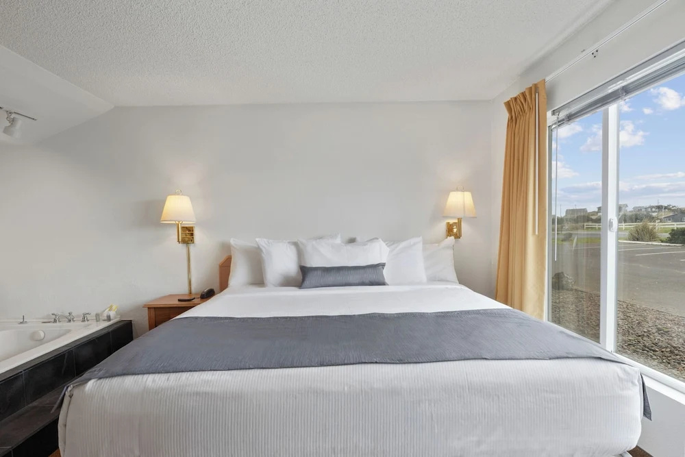Waldport Bayfront Hotel & Restaurant
