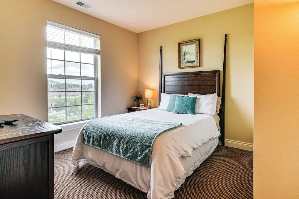 Branson Condo w/ Pool Access & Views, 3 Mi Dtwn!