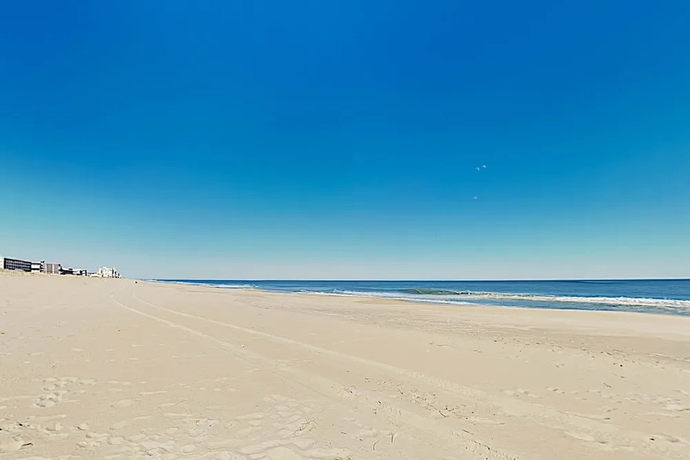 Upscale W/ Balcony - 2 Blocks To Beach! 4 Bedroom Condo
