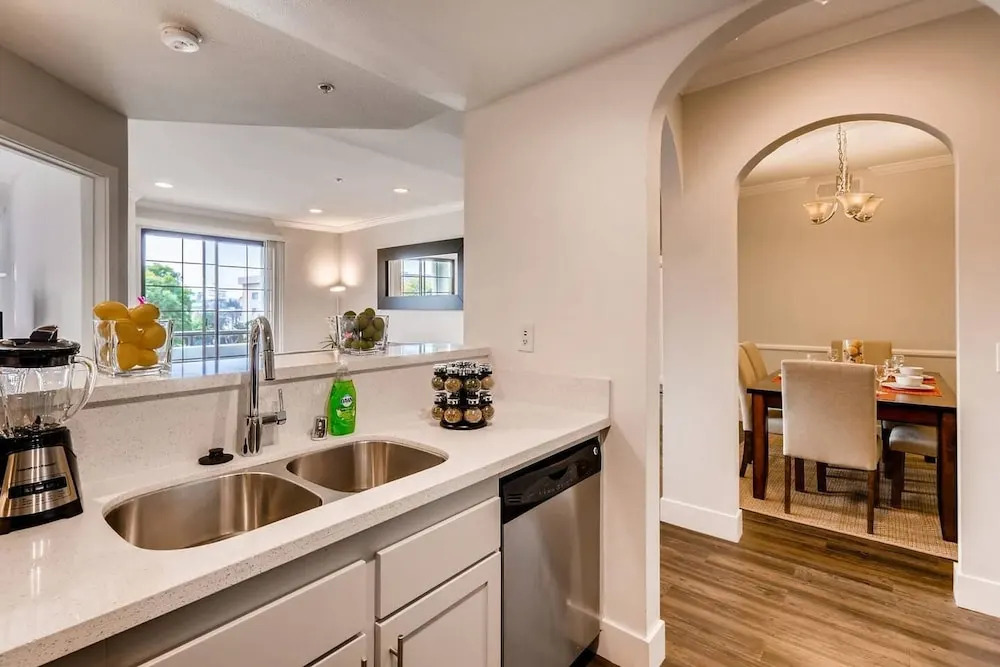 Gorgeous LA LA Land Beverly Hills 2BR - Fast Wifi - Free Parking! (BW2)