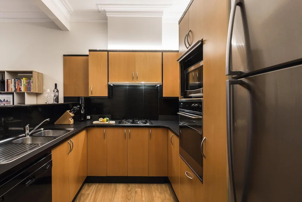 Queen Bed With Private Bathroom In Redfern Apt