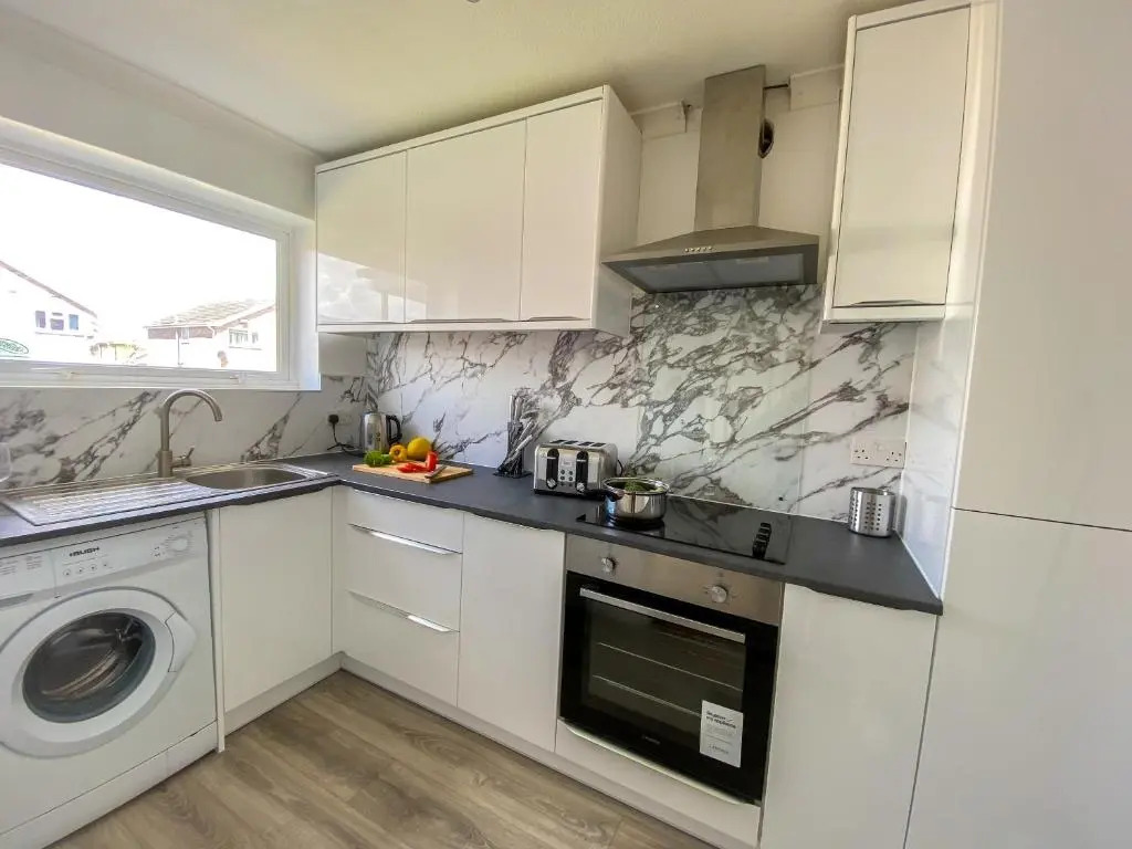 OnSiteStays - Ideal Long Term Retreat, 2-Br House with Conservatory, Parking & Wi-Fi