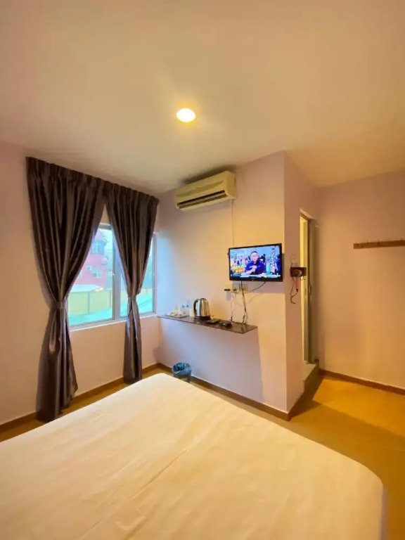 Royal Hotel by MRVJ Business
