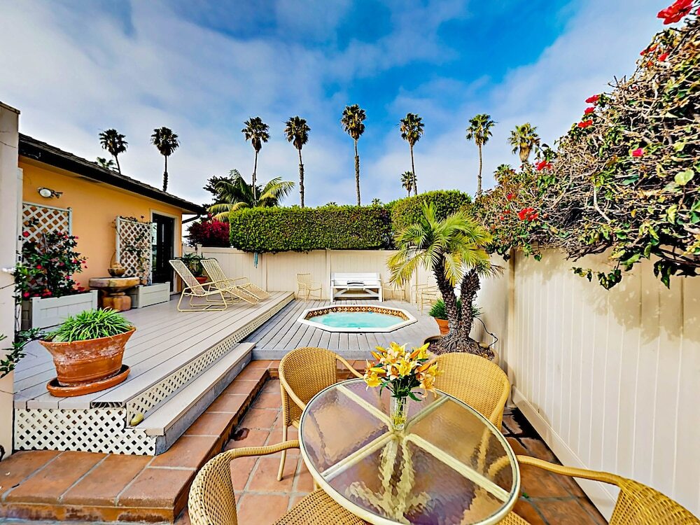 New Listing! 2-units W/ Hot Tubs, Walk To Beach! 4 Bedroom Townhouse