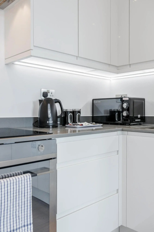 2 Bedroom Luxury St Albans Apartment - Free WiFi with Netflix & Parking. The property sleeps 6