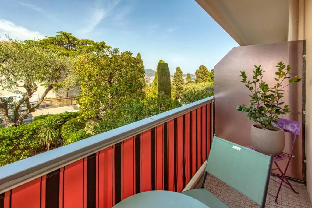 Nice Studio with balcony in quiet residence close to all amenities