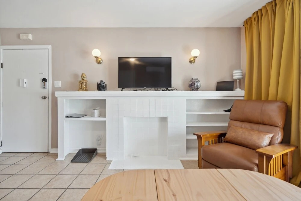 Hollywood Gem 1 Bedroom Apts by RedAwning