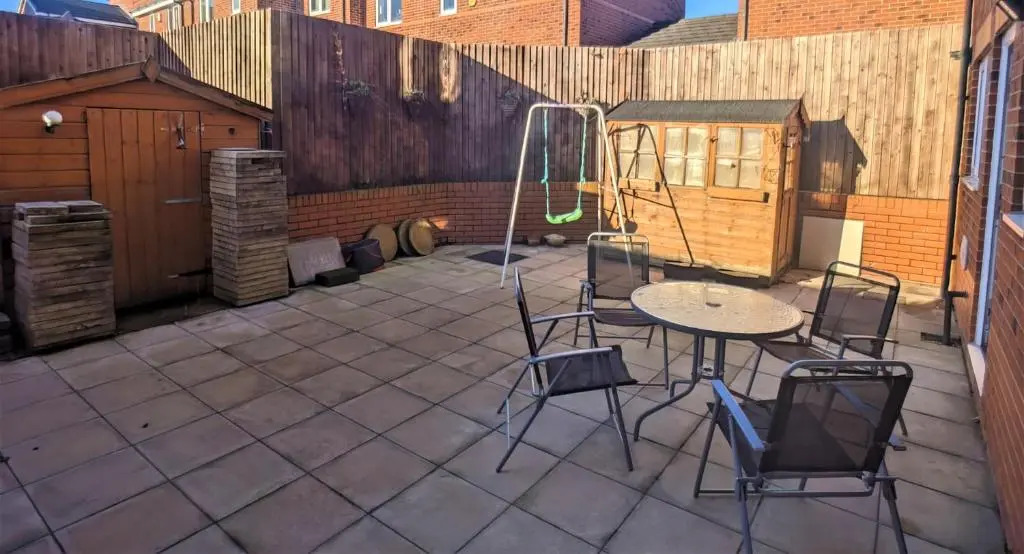 4 Bedrooms 3 Baths Large House Near City Centre, Free Parking