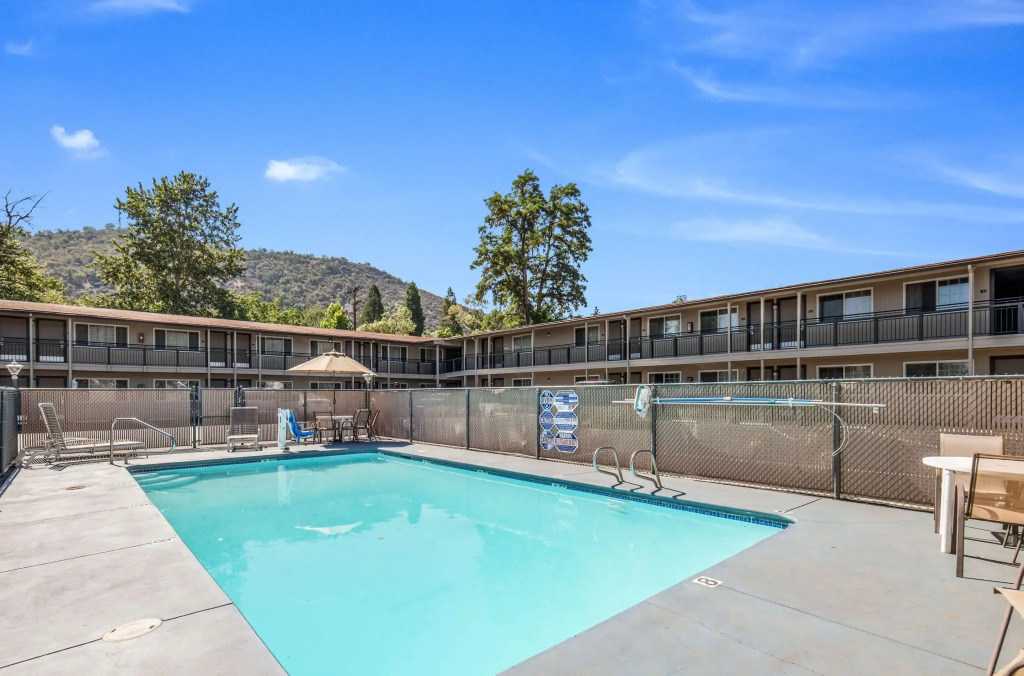 Econo Lodge Inn & Suites Yreka
