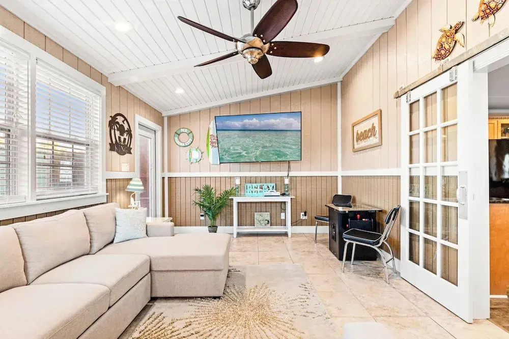Just Beachy 3BR Dog-friendly Townhouse Near Beaches & Attractions!