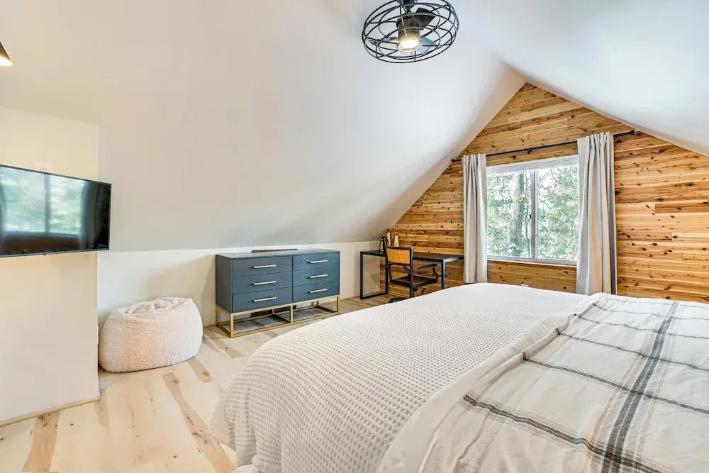 Roscommon Chalet w/ Hot Tub Near Higgins Lake!