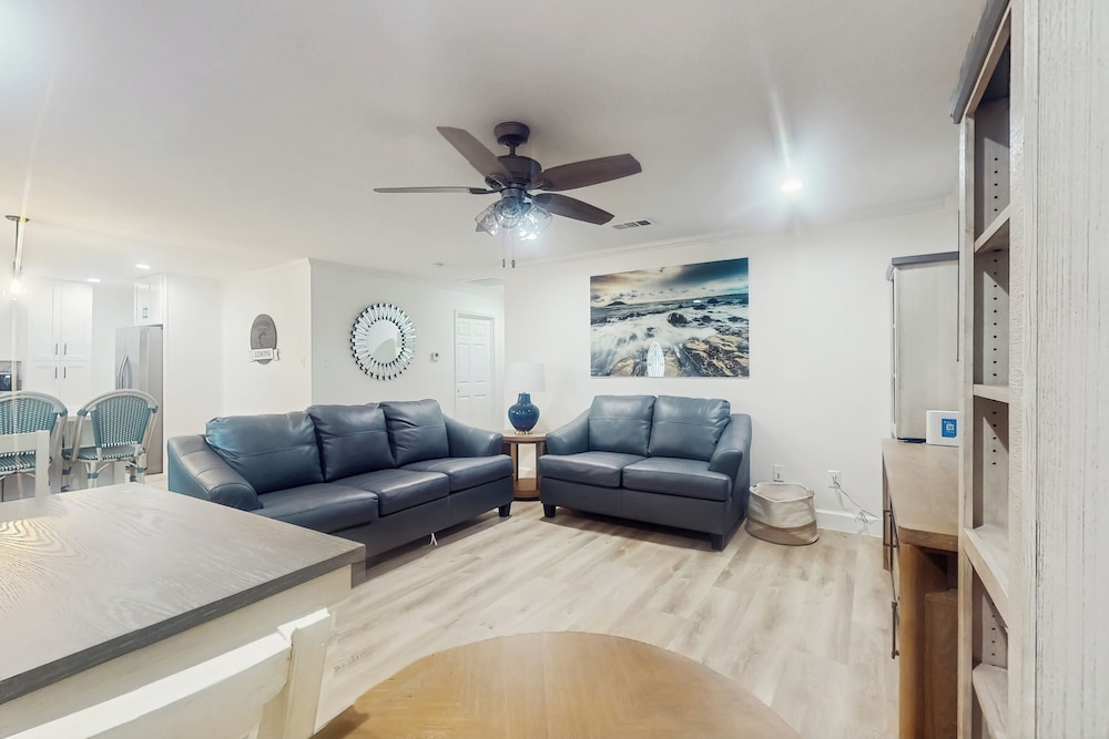 3BR Coastal Home w/ Coastal Design- Steps to Sand