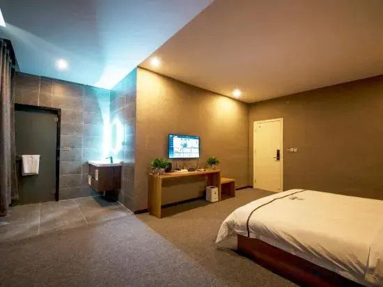 Zhenning Qianyi Hotel