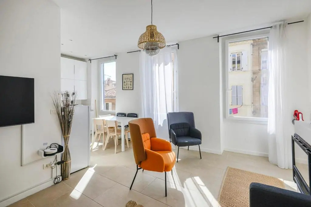 Chic And Modern Apt 5 Min From the Beach