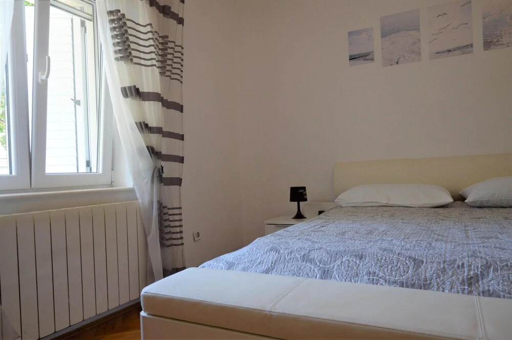 Coastal Apartment - Sleeps 6, Balcony & Parking