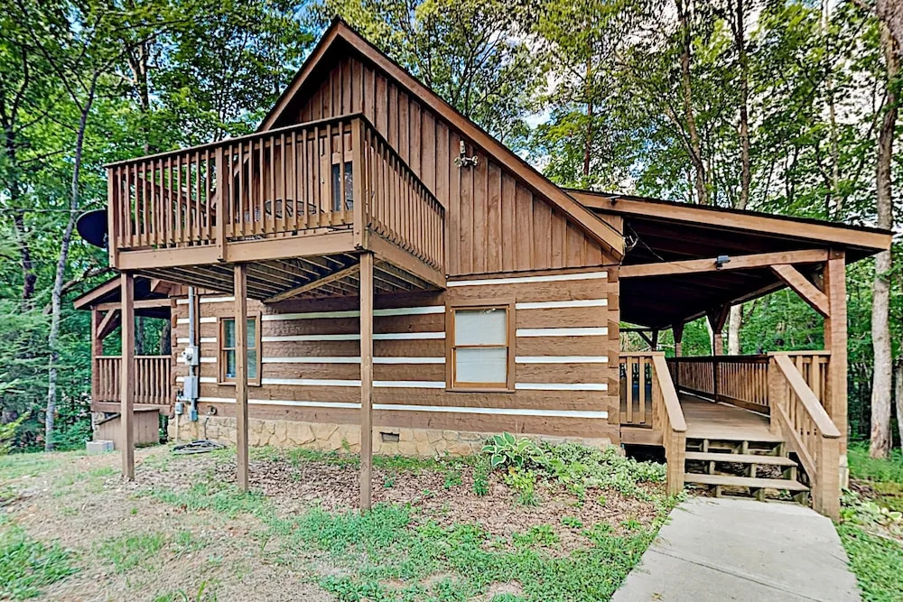Serenity Ridge: Deluxe W/ Hot Tub & Pool Table 3 Bedroom Cabin
