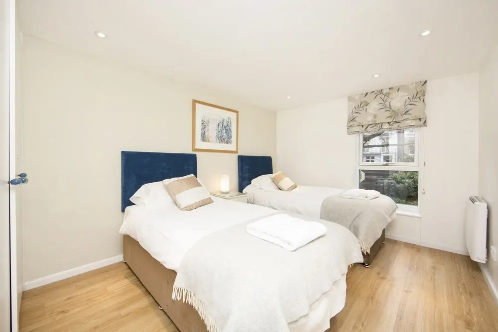 Large 2 Bedroom, 2 Bathroom Apartment, Moments From King's Road - Edith Terrace