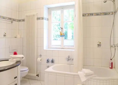 Strandvilla Hubertus Boltenhagen - Ferienwohnungen Apartment mit Parkplatz WLAN Küche Garten Grillplatz Waldbaden