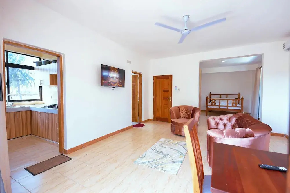 Diani Luxe Villa ,Private Suites with Kitchens, 600m from Diani Beach