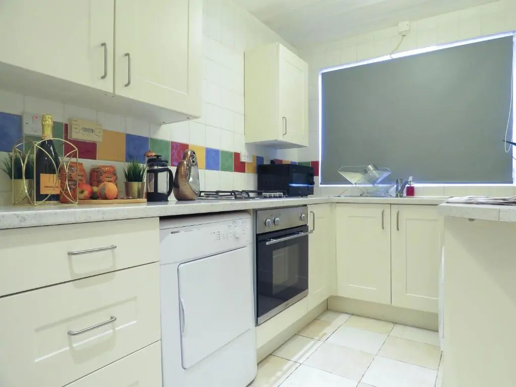 Tudors eSuites 3 Bedroom Apartment 6 Beds & Parking