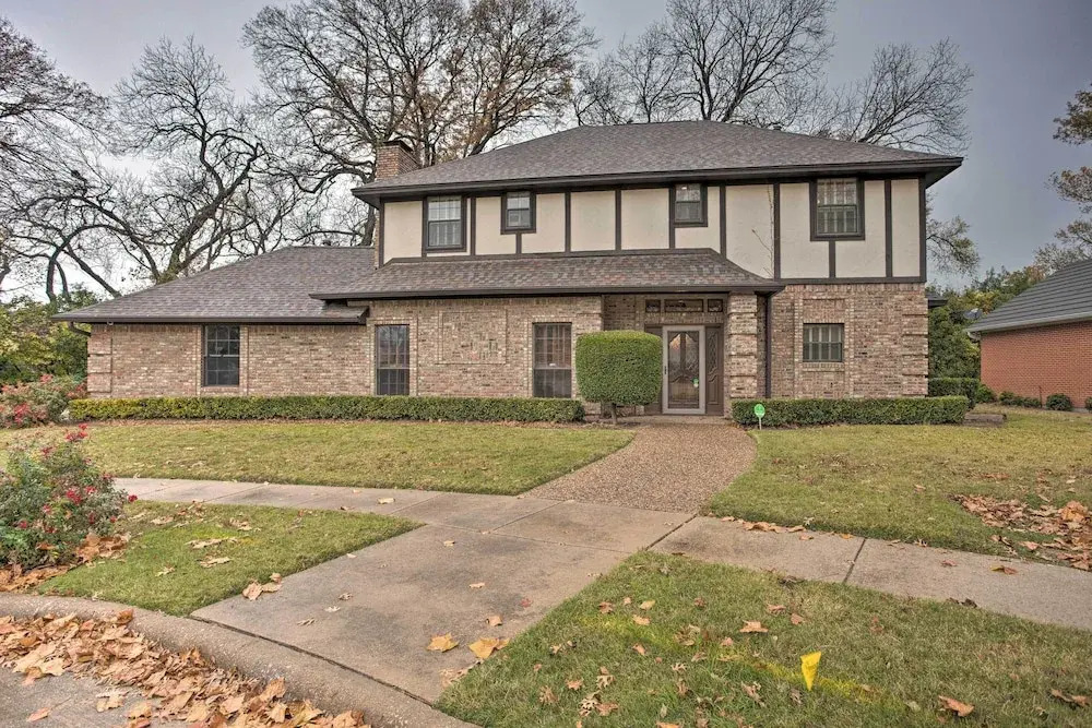 Unwind Fireside & Play Pool! Idyllic Mckinney Home