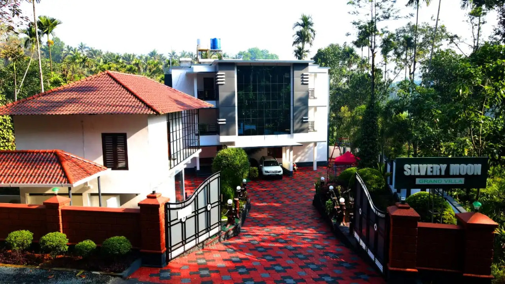SILVERY MOON Resort
