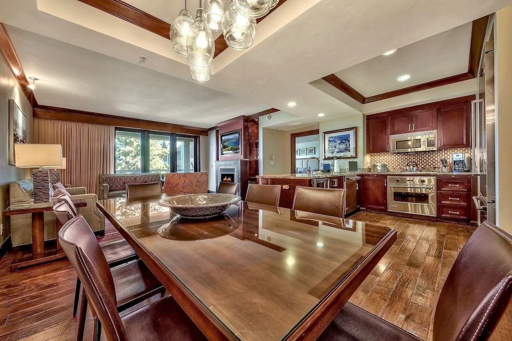 Luxury With Ritz Amenities At Constellation 3 Bedroom Condo by Redawning