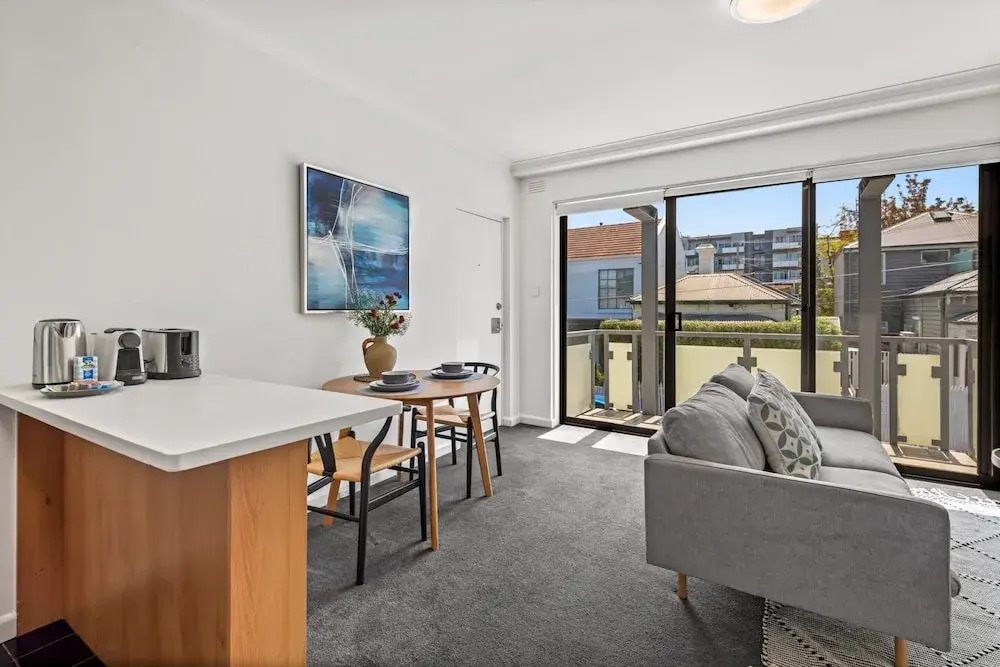 Cosy 1-bed Balcony Unit in Quiet Street by Shops