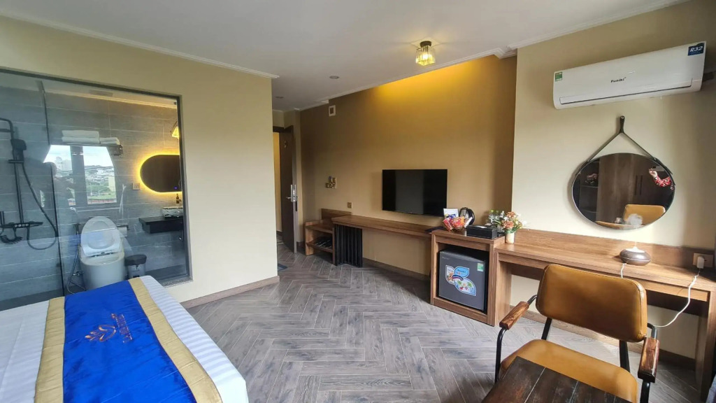 LA MIA Lakeview Hotel