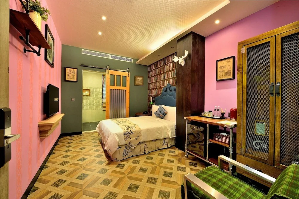 Joe's Apartment Hotel