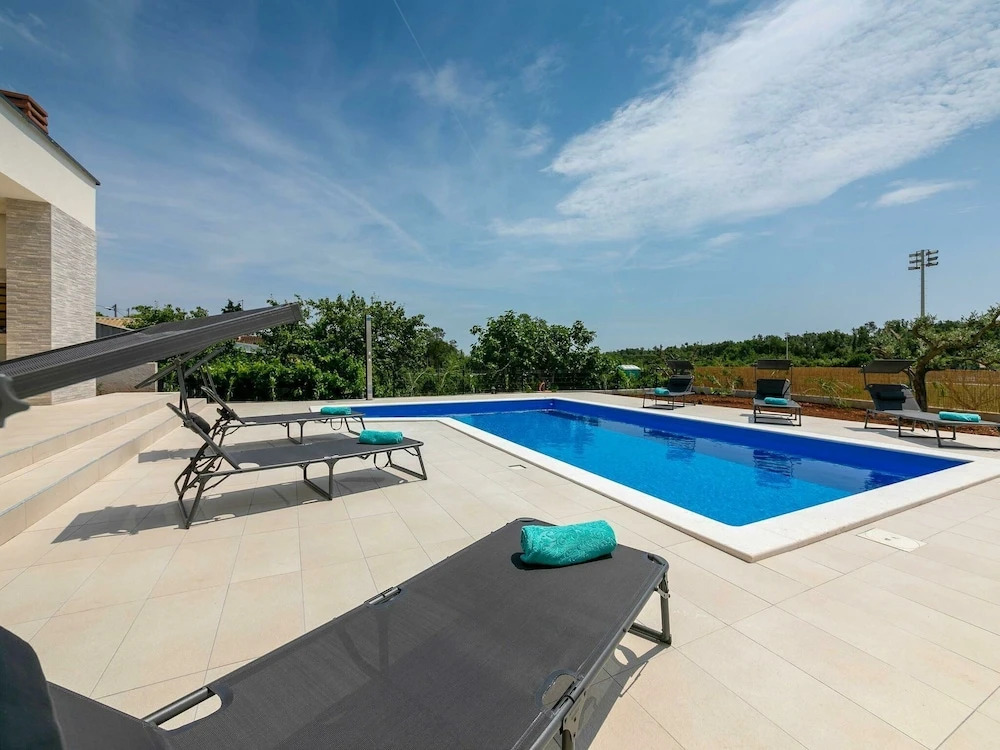 Detached Villa With Private Swimming Pool, 1.5 km From the Beach and 4 km From Pula