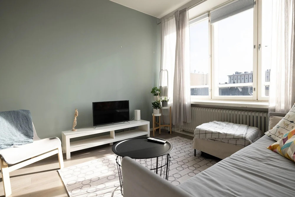 2ndhomes Central 1BR Top Floor Home