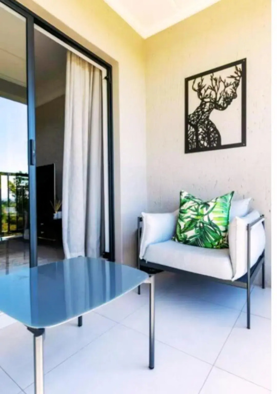 The Henlee Apartment on Ventura