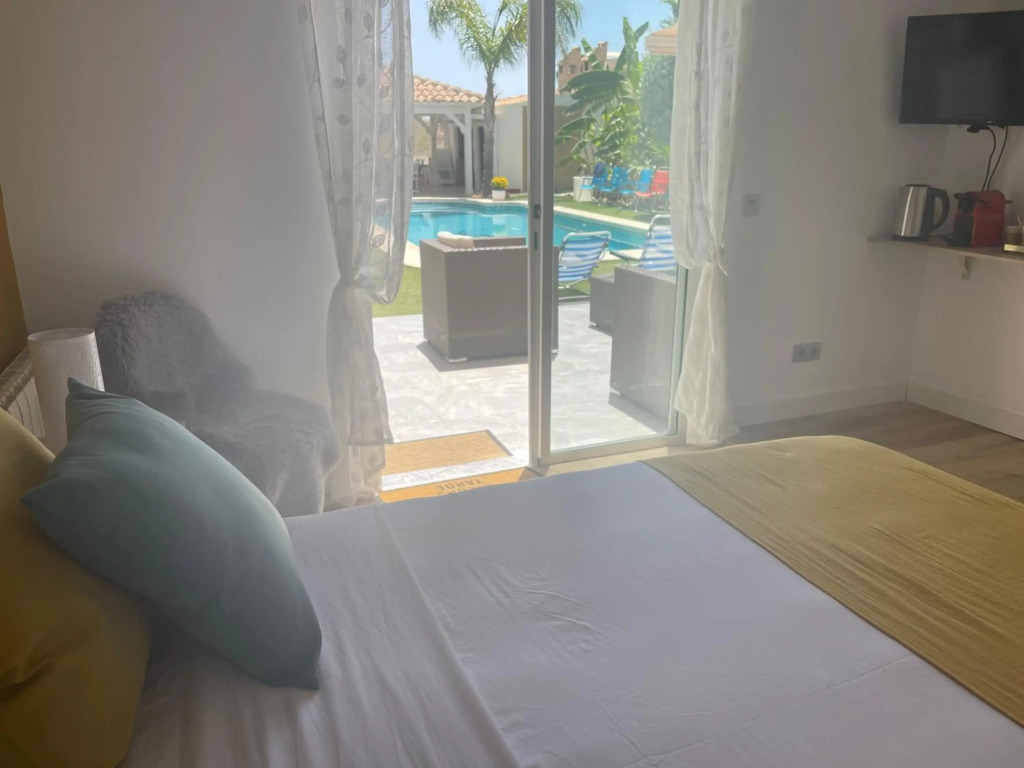 Habitación cama de matrimonio con baño privado
