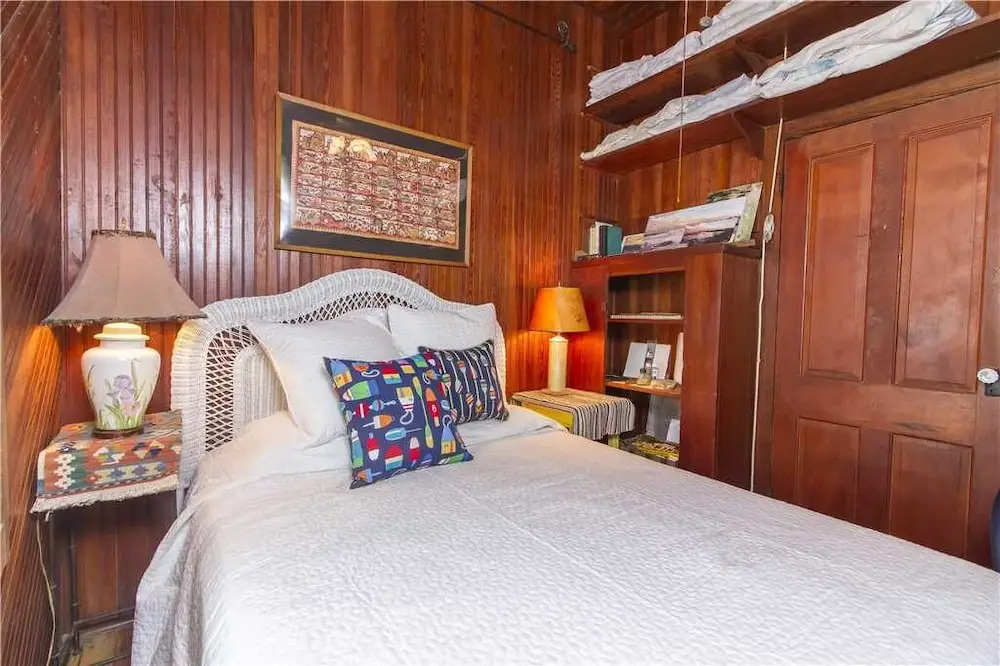 The Historic Lodge, 5 Bedrooms, Sleeps 10, Ocean Front, WiFi