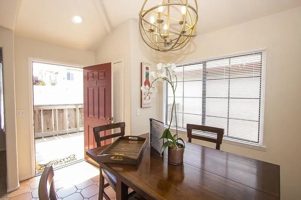 Beautiful 2 Bedroom Detached Apartment, Walk to Downtown Monterey and Fishermans Wharf