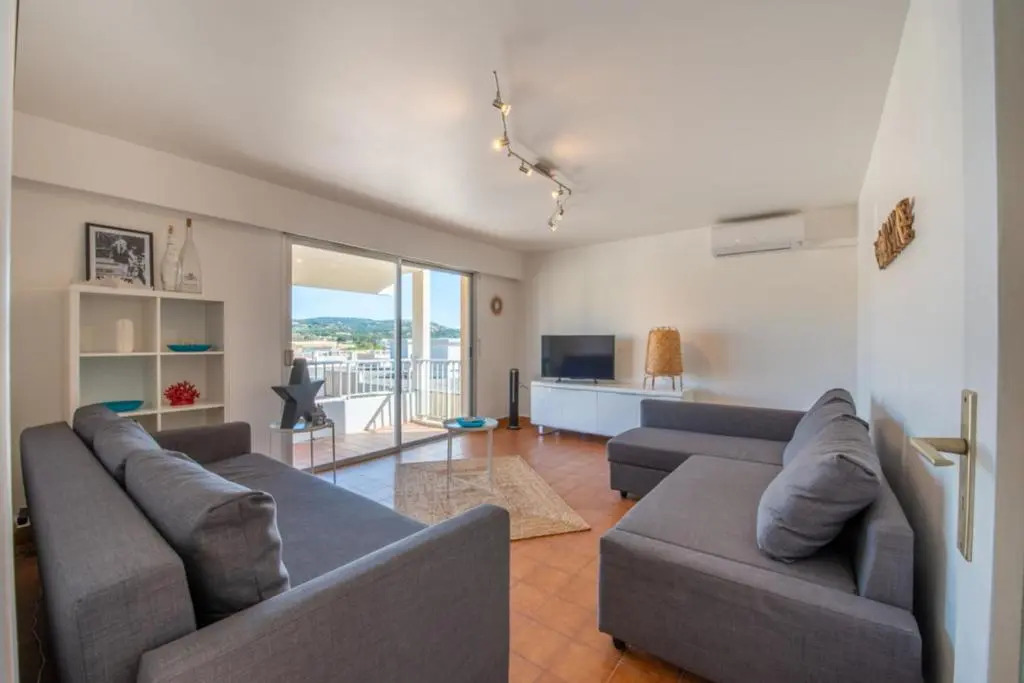 Apt with Pool 10 Min From the Beach
