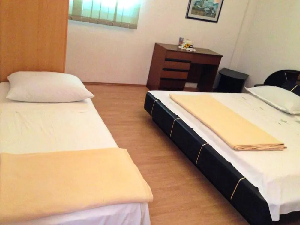 A1 - apt w Patio, Just 3 min Walking to the Beach