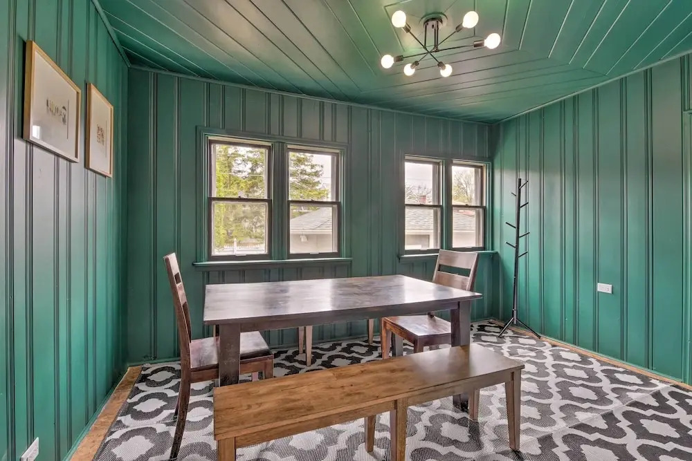 Spacious Oak Park Home, 11 Mi to Downtown Chicago!