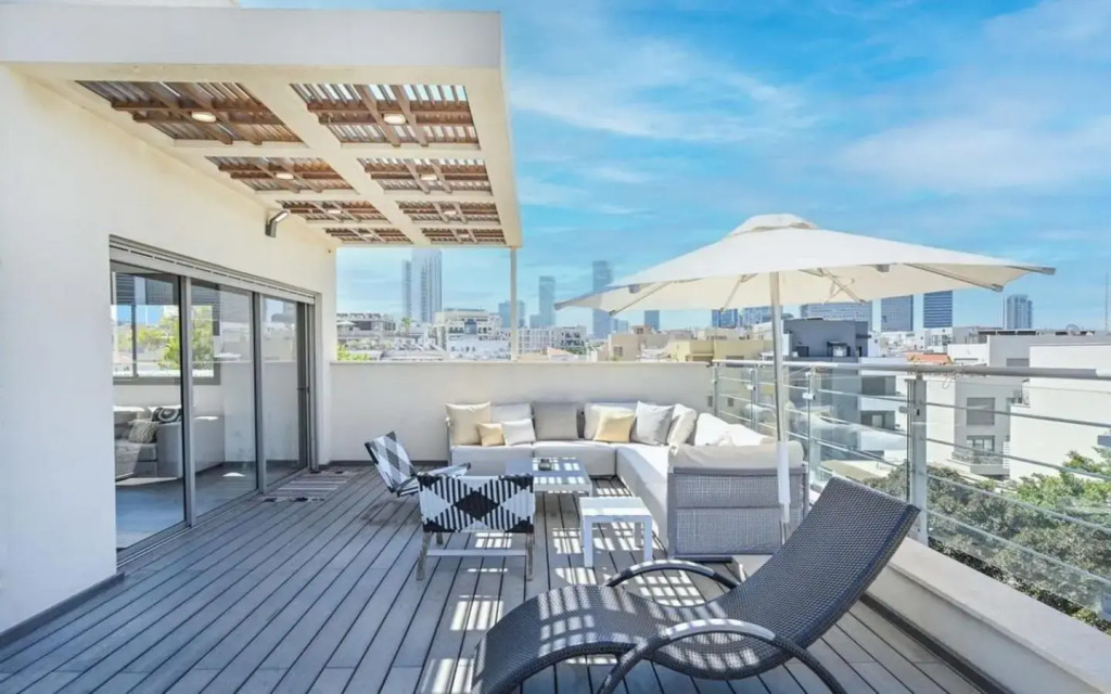 Sunny 3BR Penthouse near the Beach by HolyGuest