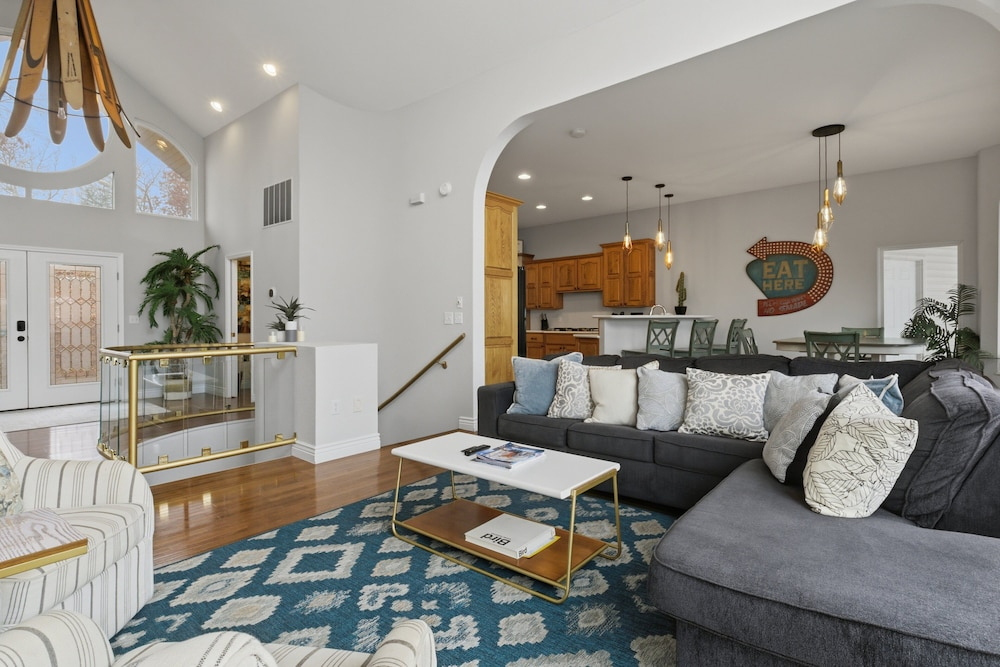 Lakefront House w/ Boat Slip, 2 Levels & Pool Table by Dog Days at the 19mm